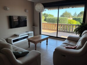 Living area - Vrbo Property (Saint-Maximin)