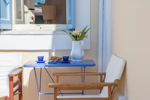 Outdoor dining - Beachfront, Pool, Chic- Live in Style: Pyrgo Villa (Ialisos)