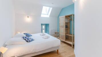 Apartment | 4 bedrooms, iron/ironing board, individually furnished, bed sheets
