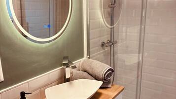 Serviettes fournies, savon, papier toilette