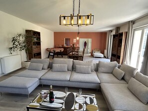 Living room - Large Tranquil Villa With Jacuzzi (Le Conquet)