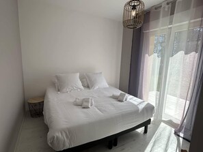 5 bedrooms, laptop workspace, iron/ironing board, bed sheets - Large Tranquil Villa With Jacuzzi (Le Conquet)