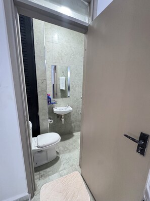 Bathroom -  1 bedroom master en-suite Next to TRM with a gym at the property & very serene (Nairobi)