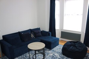 Living area - 3 Bedroom House, With Free On-site Parking (Luton)
