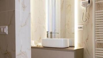 Ein Badezimmer mit Waschbecken, Spiegel und Handtuchhalter.