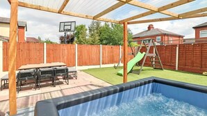 Outdoor dining - Keystone Stays Manchester (Worsley)