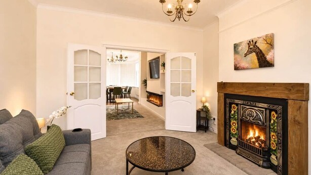 TV, fireplace - Keystone Stays Manchester (Worsley)