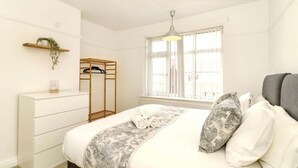 4 bedrooms, WiFi - Keystone Stays Manchester (Worsley)