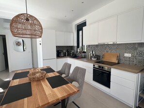 Kjøleskap, mikrobølgeovn, ovn og kokeplater