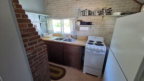 Wasserkocher mit Kaffee-/Teezubehör, Kühlschrank, Mikrowelle, Ofen