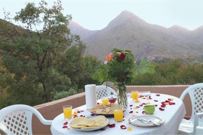 Outdoor dining - Vrbo Property (Imlil)