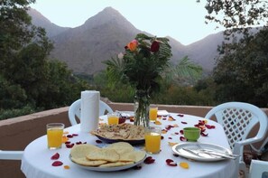 Outdoor dining - Vrbo Property (Imlil)