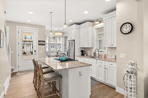 Private kitchen - Why Knot! Stay in boaters paradise (Ottawa)