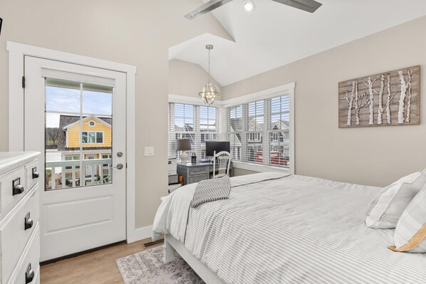Room - Why Knot! Stay in boaters paradise (Ottawa)