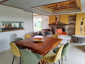 House | Dining - House in Breles Near Rock Beach & Amusement Park (Breles)