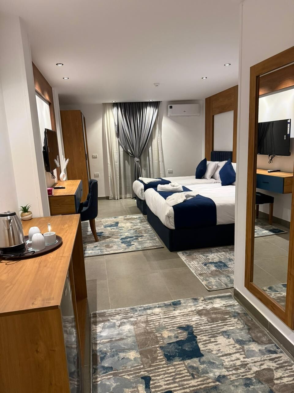 Camera Deluxe con letto matrimoniale o 2 letti singoli, vista città | Minibar (con alcuni snack e alcune bevande gratis), Wi-Fi gratuito