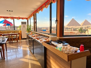 Un bufé de desayuno con vista a las pirámides.