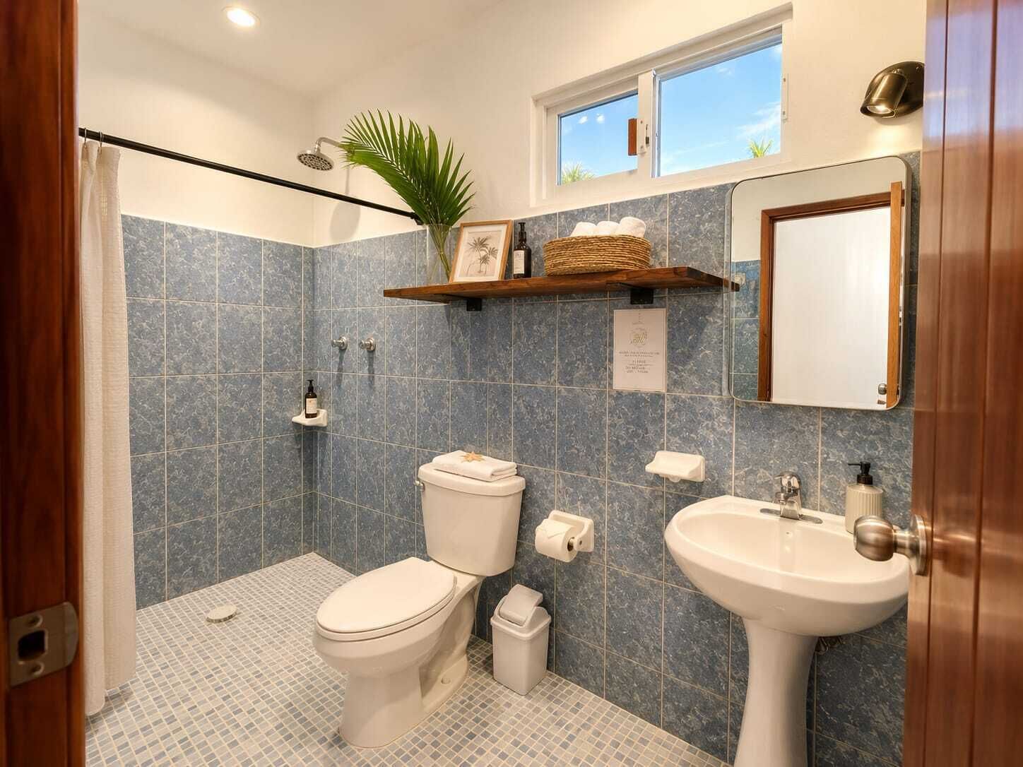 Suite Confort, vistas a la ciudad | Baño | Ducha, toallas, jabón y champú