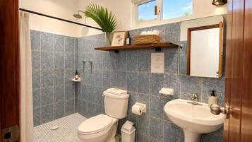 Suite Confort, vistas a la ciudad | Baño | Ducha, toallas, jabón y champú