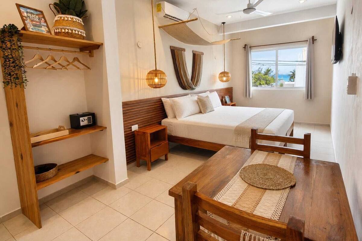 Suite | Free WiFi, bed sheets
