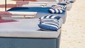 Beach nearby, white sand, beach bar - Hotel Isla Mujeres Centro (Isla Mujeres)