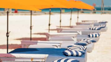 Ubicación cercana a la playa, arena blanca y bar en la playa