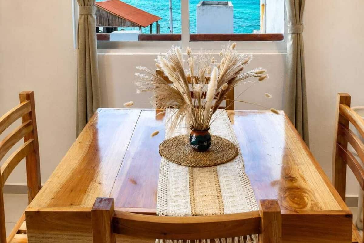 Deluxe Suite, Ocean View | Dining room