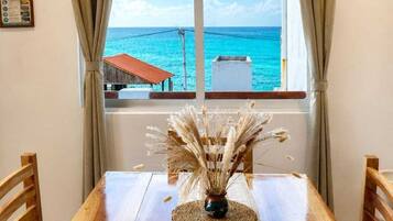 Suite Deluxe, vistas al mar | Comedor