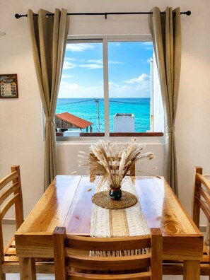 Deluxe Suite, Ocean View | Dining room