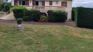 Exterior - Our apartment welcomes you. Comfort and serenity..... (Bouzais)