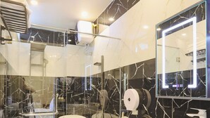 Un baño moderno con bañera, inodoro y tocador.
