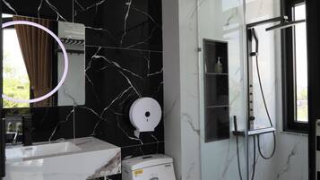 Kamar Quadruple Keluarga | Kamar mandi | Pengering rambut, handuk, sabun, dan sampo