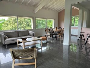 Interior - Stunning 125-square-meter apartment with a pool, hot tub, ocean views, the Pyrenees, and nature near Bayonne (Briscous)
