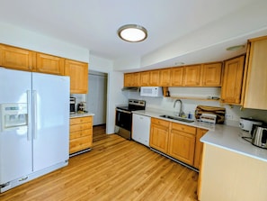 Coffee/tea maker, fridge, microwave, oven