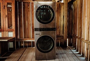 Ein metallischer Doppelrondelle in einem rustikalen Holzraum mit einer Bank und einer Tür.