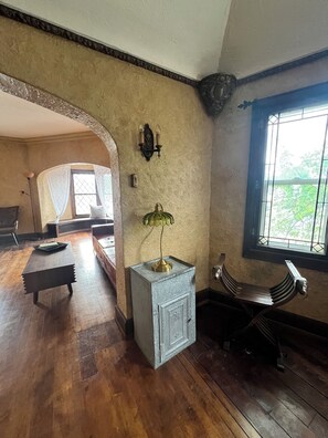 Interior - Historic Holton House Spacious 2 bedroom Victorian with Charm and Home Bar (Milwaukee)