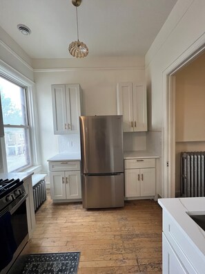 Private kitchen - Historic Holton House Spacious 2 bedroom Victorian with Charm and Home Bar (Milwaukee)