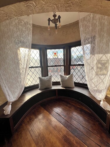 Historic Holton House Spacious 2 bedroom Victorian with Charm and Home Bar