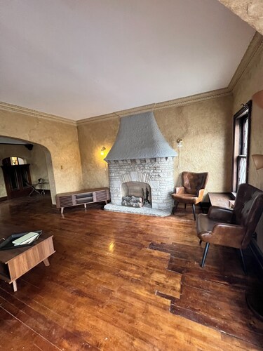 Historic Holton House Spacious 2 bedroom Victorian with Charm and Home Bar