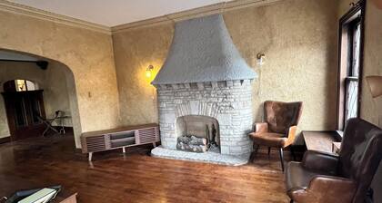 Historic Holton House Spacious 2 bedroom Victorian with Charm and Home Bar