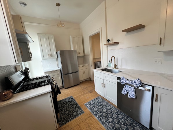 Private kitchen - Historic Holton House Spacious 2 bedroom Victorian with Charm and Home Bar (Milwaukee)