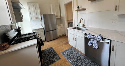 Historic Holton House Spacious 2 bedroom Victorian with Charm and Home Bar