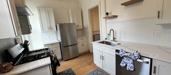 Historic Holton House Spacious 2 bedroom Victorian with Charm and Home Bar