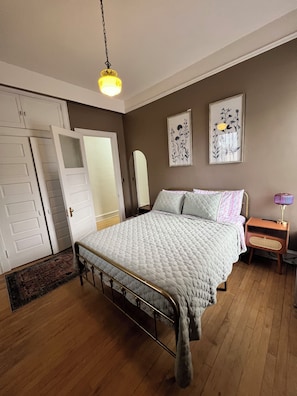 2 bedrooms, iron/ironing board, WiFi, bed sheets - Historic Holton House Spacious 2 bedroom Victorian with Charm and Home Bar (Milwaukee)