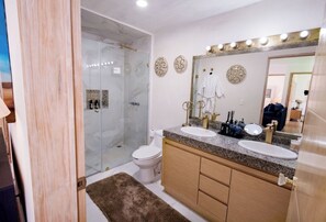 Shower, hair dryer, towels, soap - Casa Momento. Your Home Away from Home in Metepec for Business Trips and Extended Stays. (Metepec)