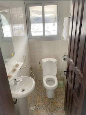 Bathroom - Furnished room with kitchenette in Maetur Mimboman, Yaoundé (Cameroon) (Yaoundé)