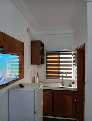 Private kitchen - Furnished room with kitchenette in Maetur Mimboman, Yaoundé (Cameroon) (Yaoundé)