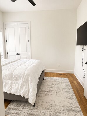 4 bedrooms, iron/ironing board, WiFi, bed sheets