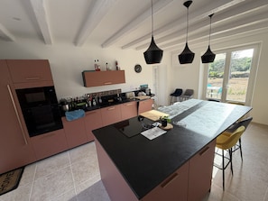 Coffee/tea maker, fridge, microwave, oven