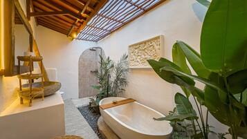 Basic Room, 1 King Bed, Balcony | Bathroom